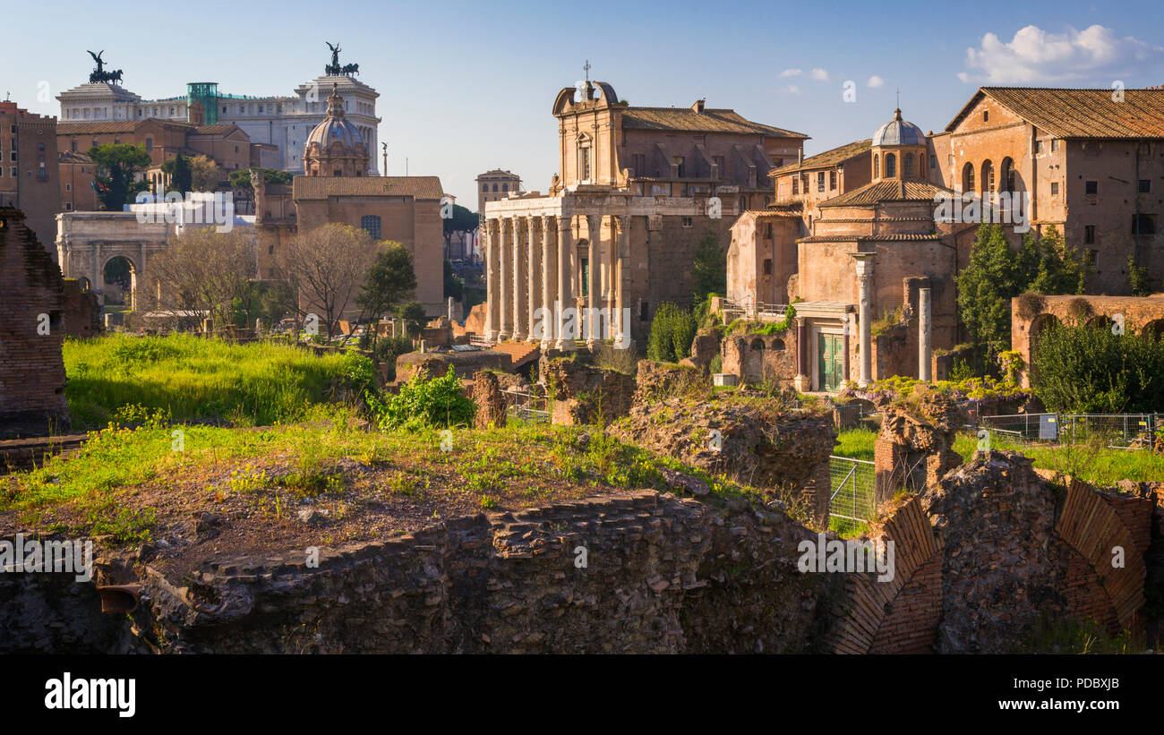 Rom, Italien. Das Forum Romanum. Tempel des Antoninus und der Faustina (Tempio di Antoninus e Faustina) im Zentrum. Denkmal für Vittorio Emanuele II, al Stockfoto