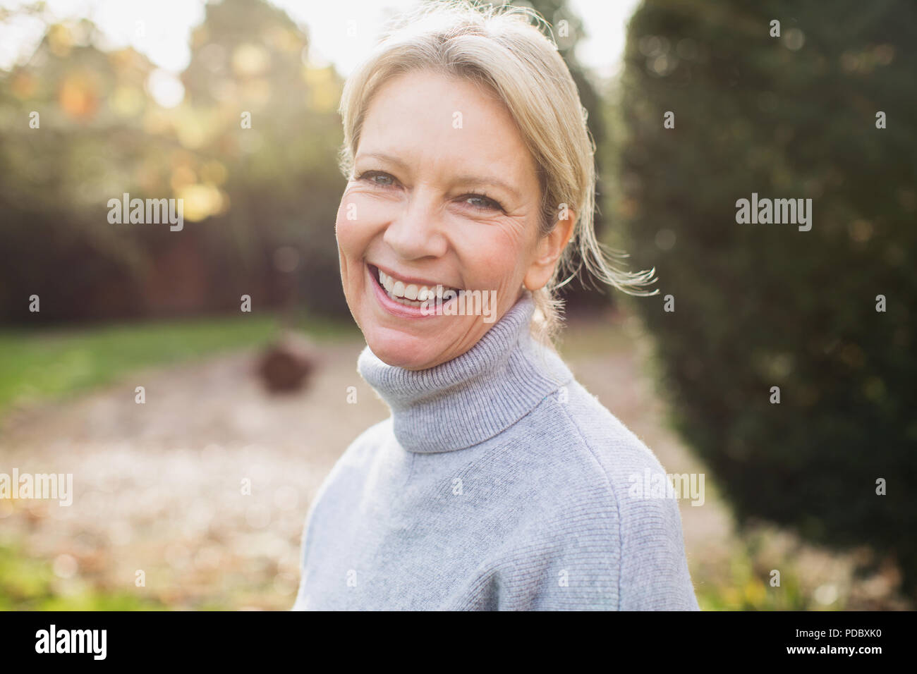 Porträt Lächeln, zuversichtlich, reife Frau im Hinterhof Stockfoto