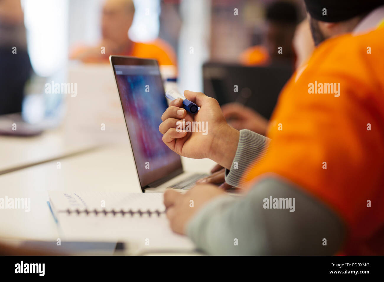 Hacker at laptop Codierung für Nächstenliebe an hackathon Stockfoto