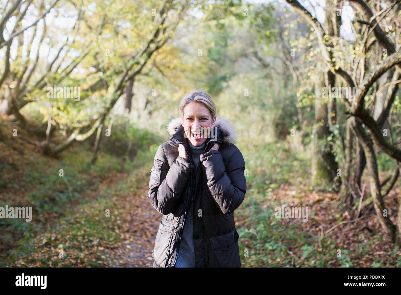 Portrait begeistert reife Frau tragen Parka im Herbst Wald Stockfoto