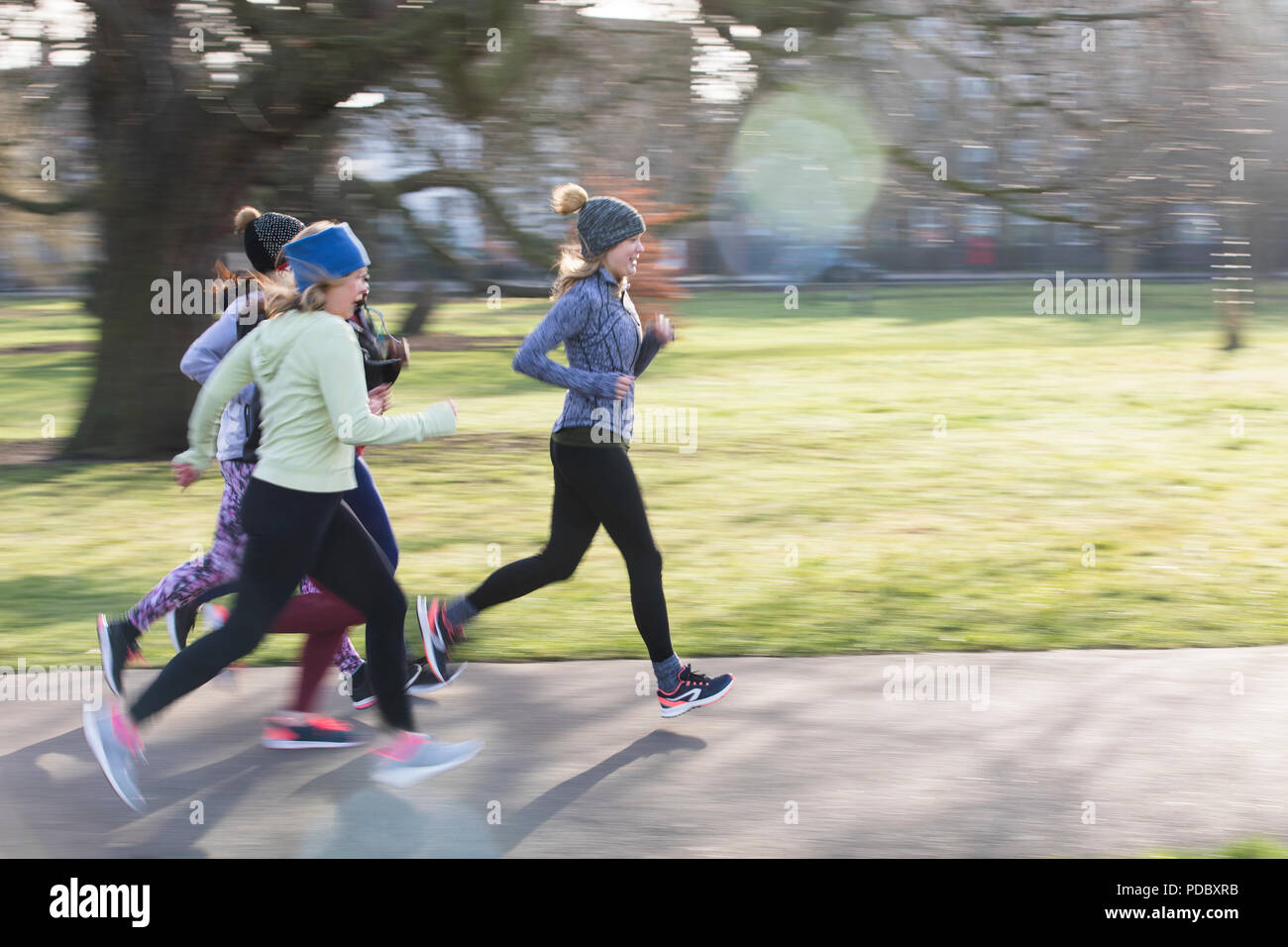Läuferinnen, die im Park Stockfoto