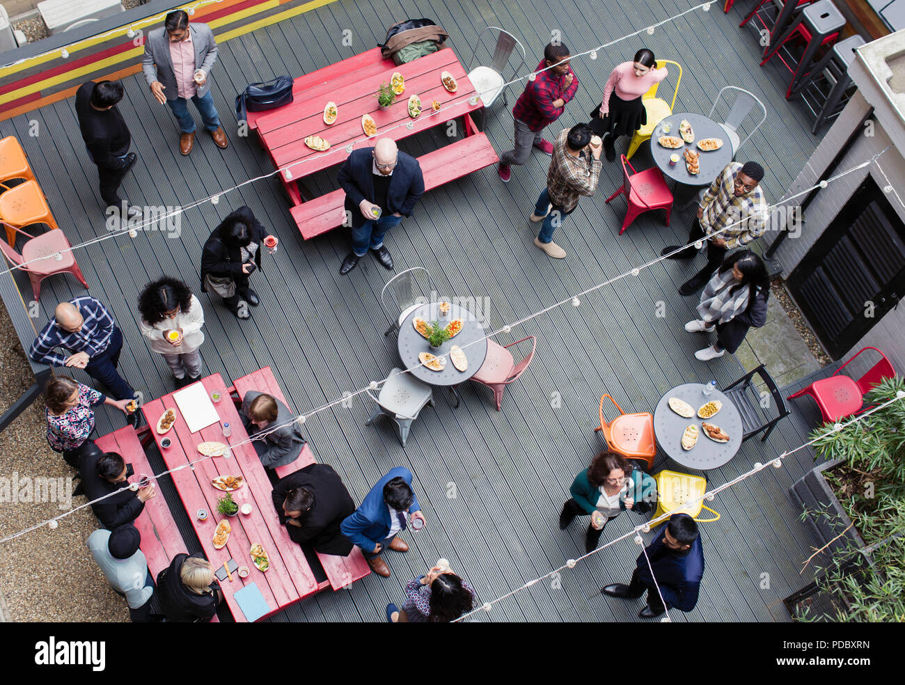 Ansicht von oben Freunden sozialisieren, Trinken und Essen bei Party auf der Terrasse Stockfoto