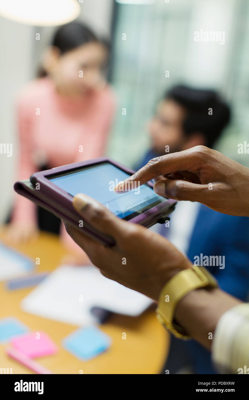 Nahaufnahme der Geschäftsmann mit digital-Tablette Stockfoto