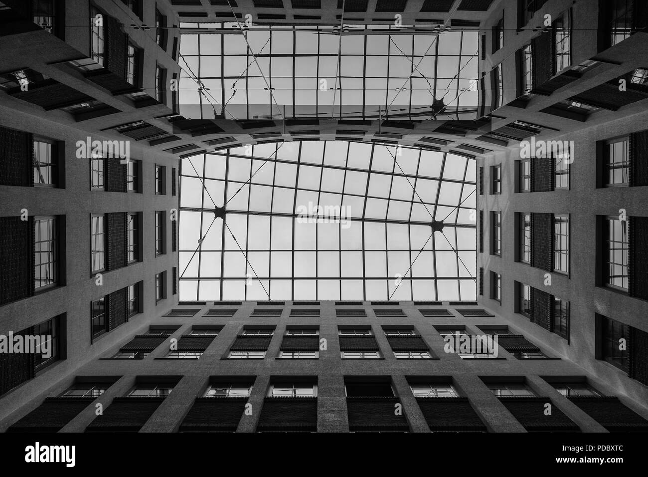 Ein Blick von Unten auf die Perspektive der Fenster eines Hauses mit einem  Glas Innenhof Dach Stockfotografie - Alamy