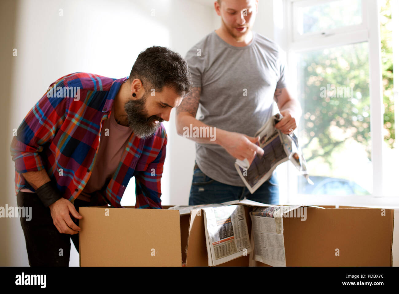 Männliche homosexuelle Paare Verpackung, so ist das Verschieben Stockfoto