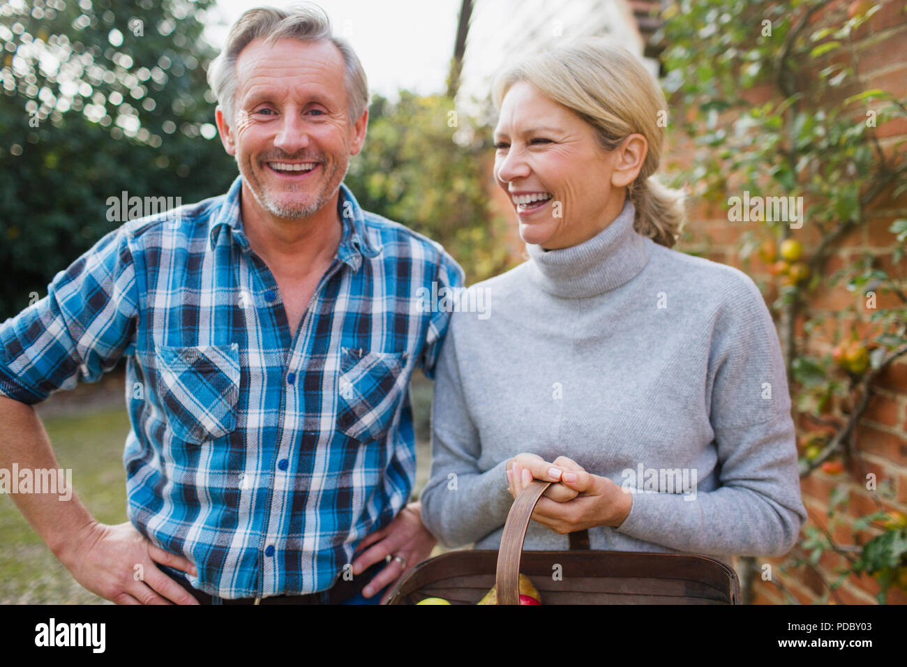 Portrait glückliche, unbeschwerte Reifes Paar im Garten Stockfoto