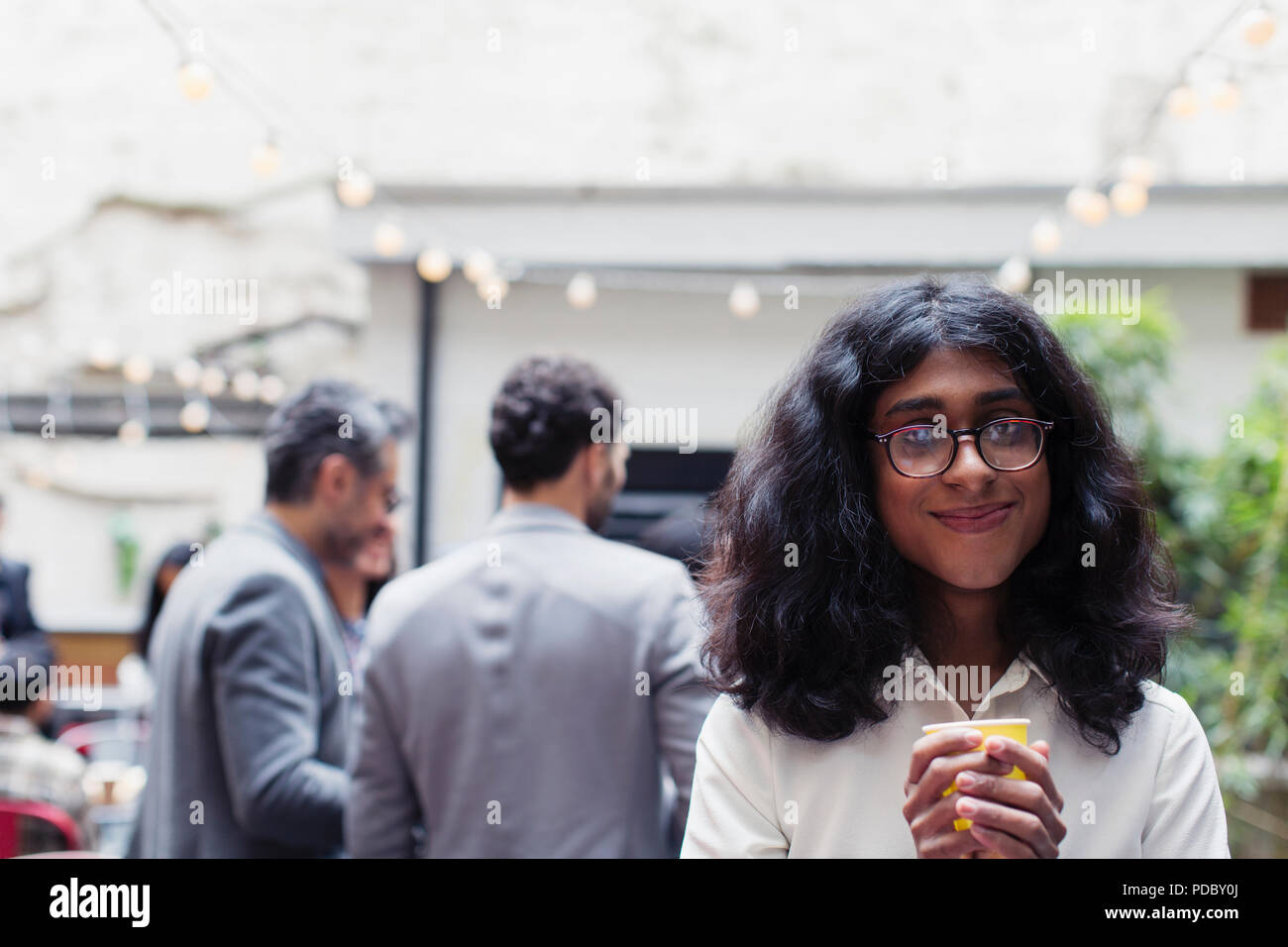 Portrait lächelnden jungen Frau Party auf der Terrasse genießen. Stockfoto