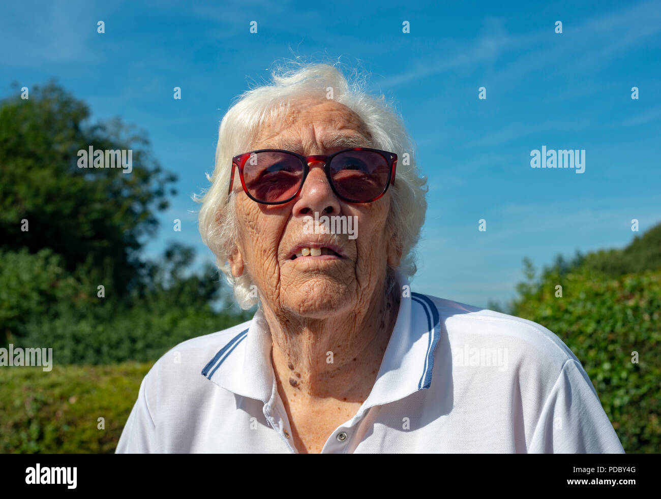 Sehbehinderte Frau mit Altersbedingten Makuladegeneration Stockfoto