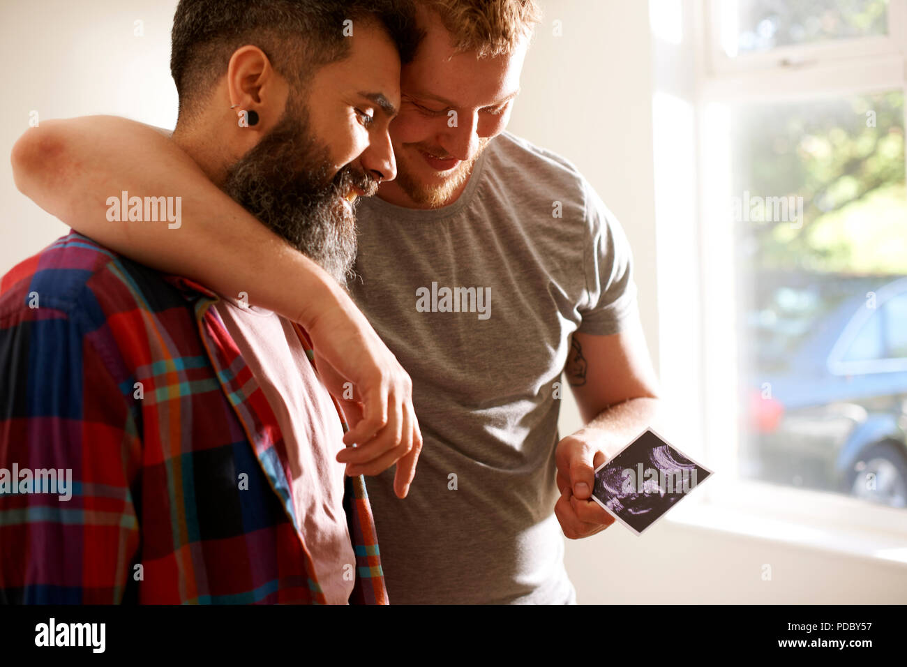 Herzlichen männliche homosexuelle Paare an Ultraschall Foto Stockfoto