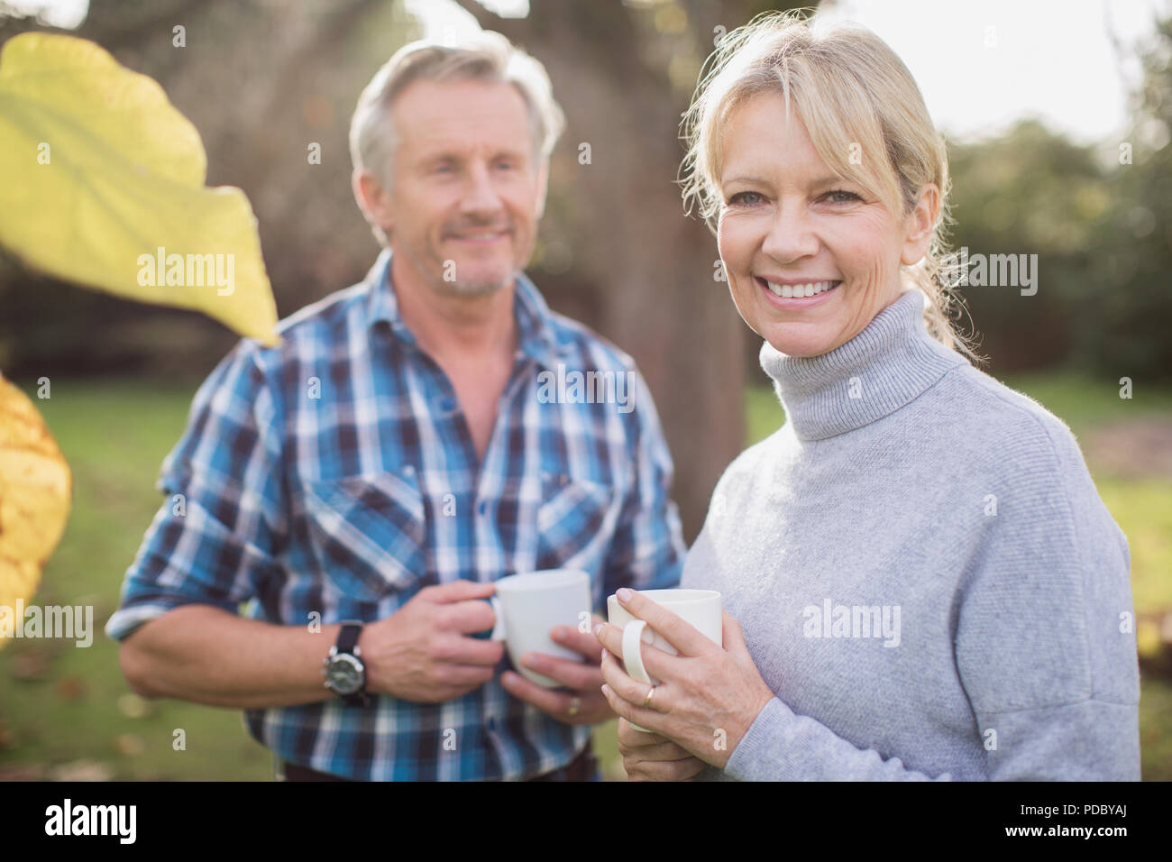 Portrait lächelnd, glücklich Reifes Paar Kaffee trinken im Hinterhof Stockfoto