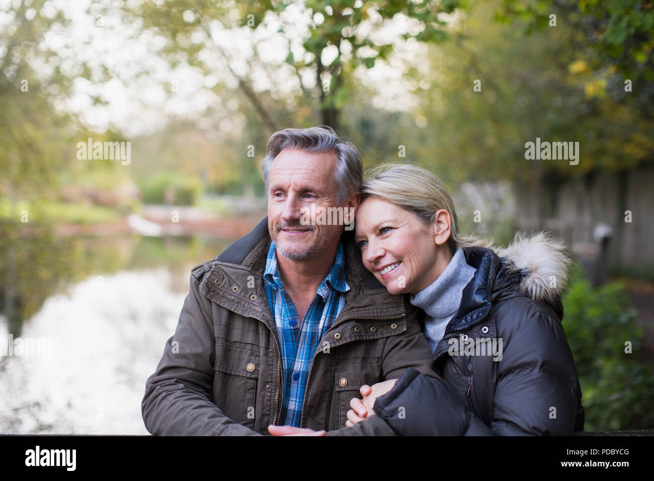 Herzlichen reifes Paar im Herbst Park Stockfoto