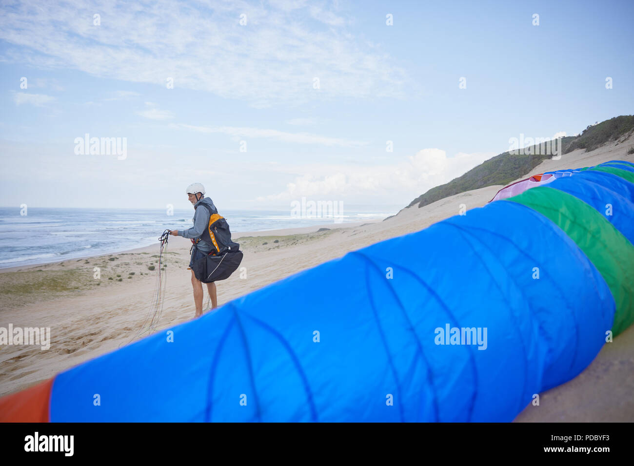 Männliche Gleitschirm mit Fallschirm am Ocean Beach Stockfoto