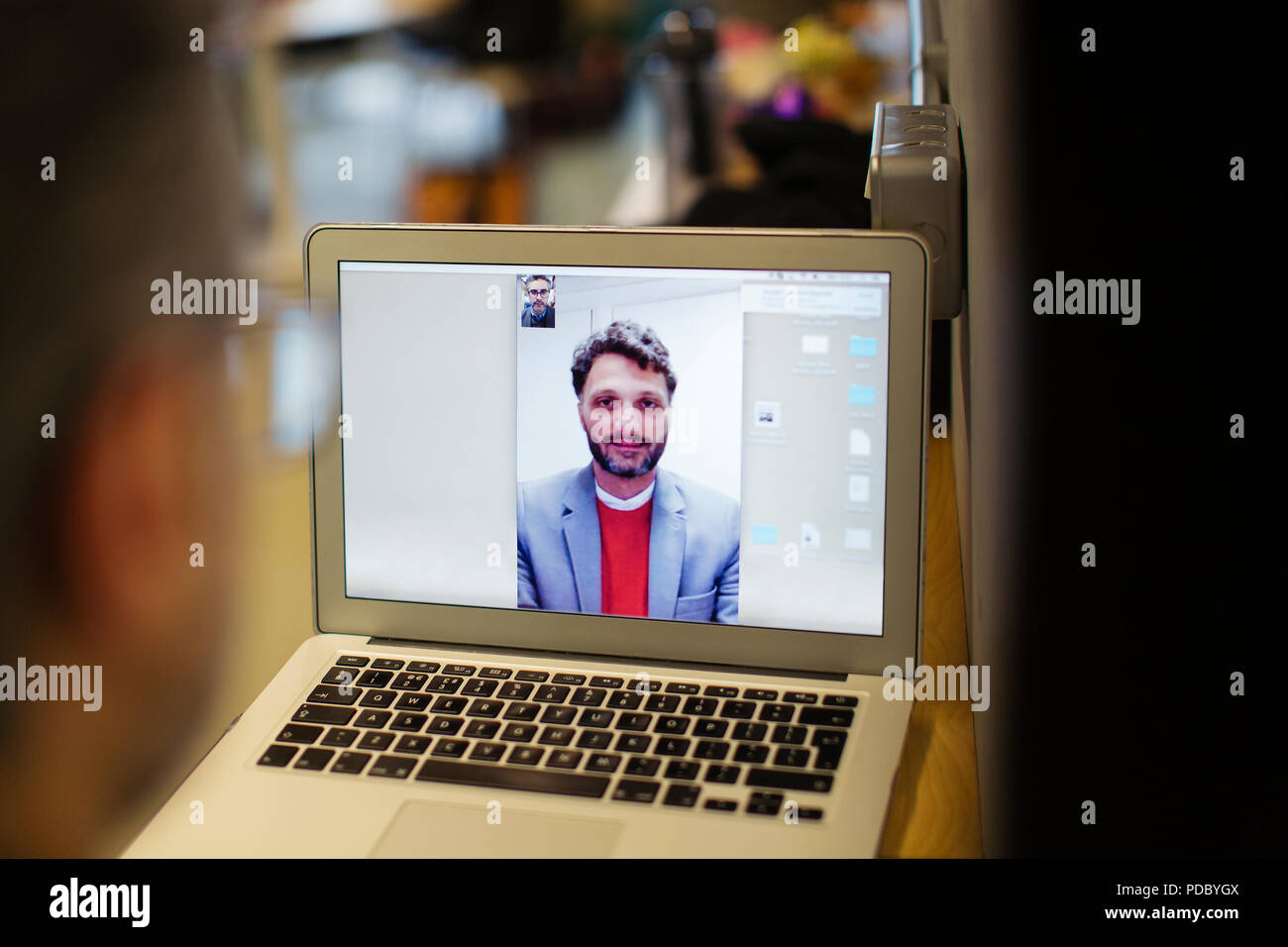 Unternehmer Videokonferenzen auf Laptop Stockfoto