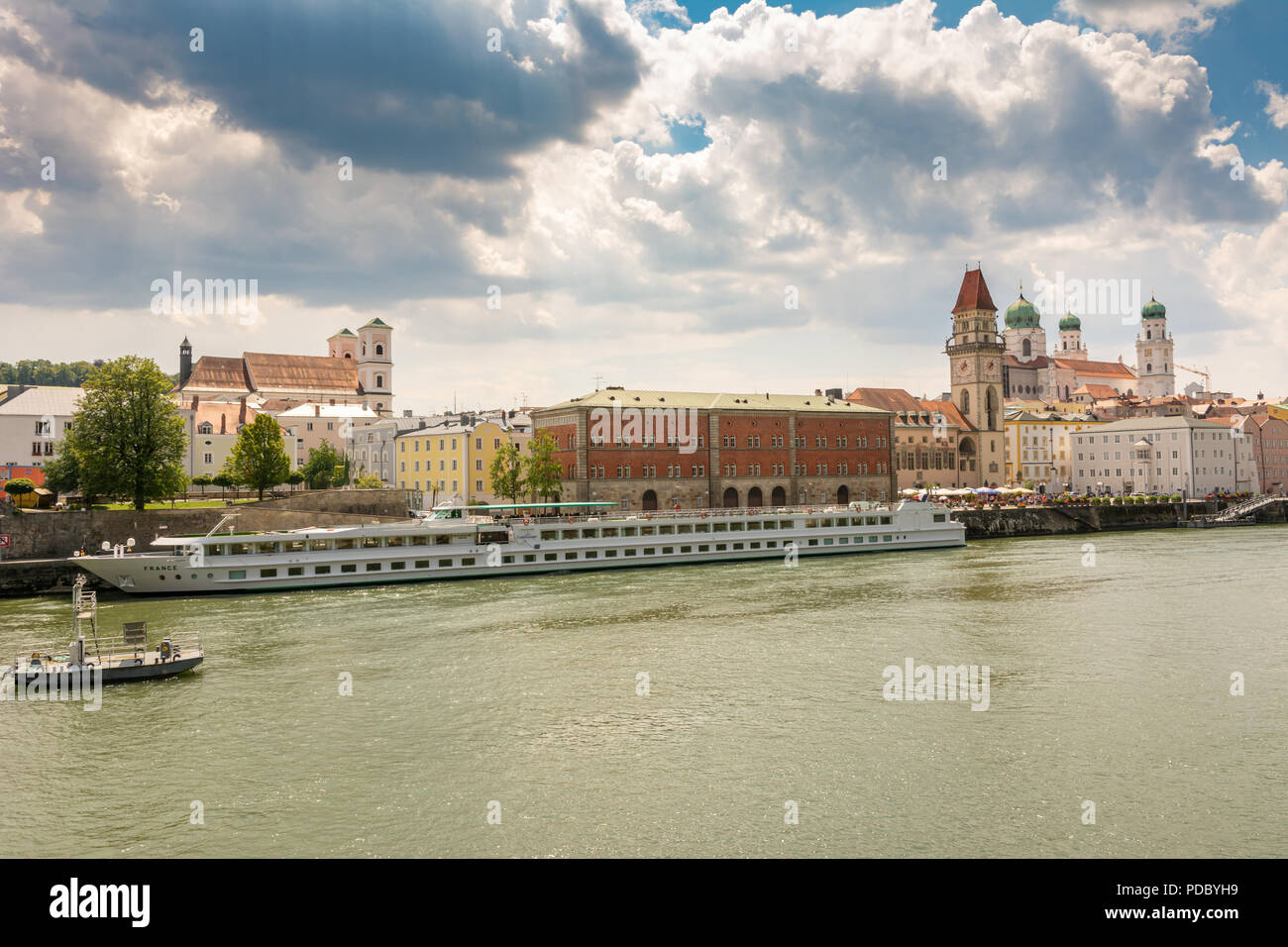 PASSAU, Deutschland - Juli 14: Fahrgastschiff am Hafen von der Donau in Passau, Deutschland Am 14. Juli 2018. Foto von Prinzregent-Luitpold genommen Stockfoto