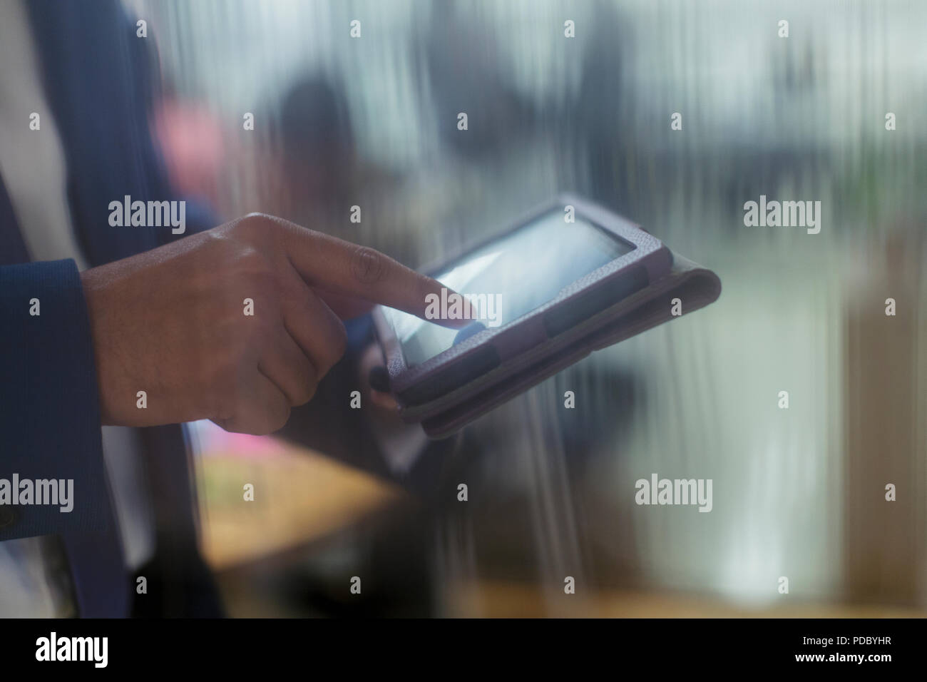Nahaufnahme der Geschäftsmann mit digital-Tablette Stockfoto