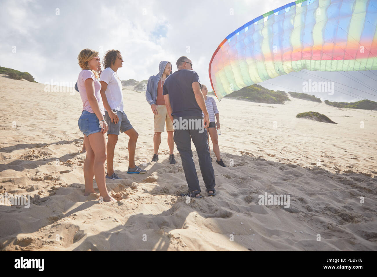 Gleitschirme mit Fallschirm auf Sunny Beach Stockfoto