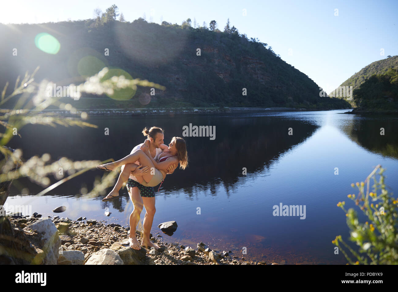Romantisch, unbeschwert Paar an der sonnigen Sommer See Stockfoto