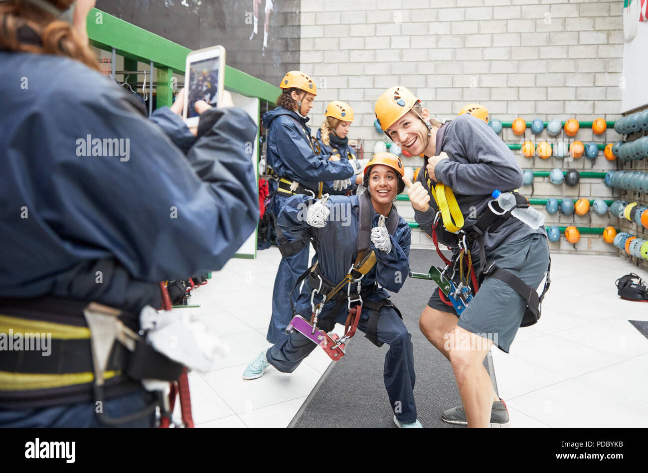 Verspielter Freunde in Zip Line equipment Posing Stockfoto