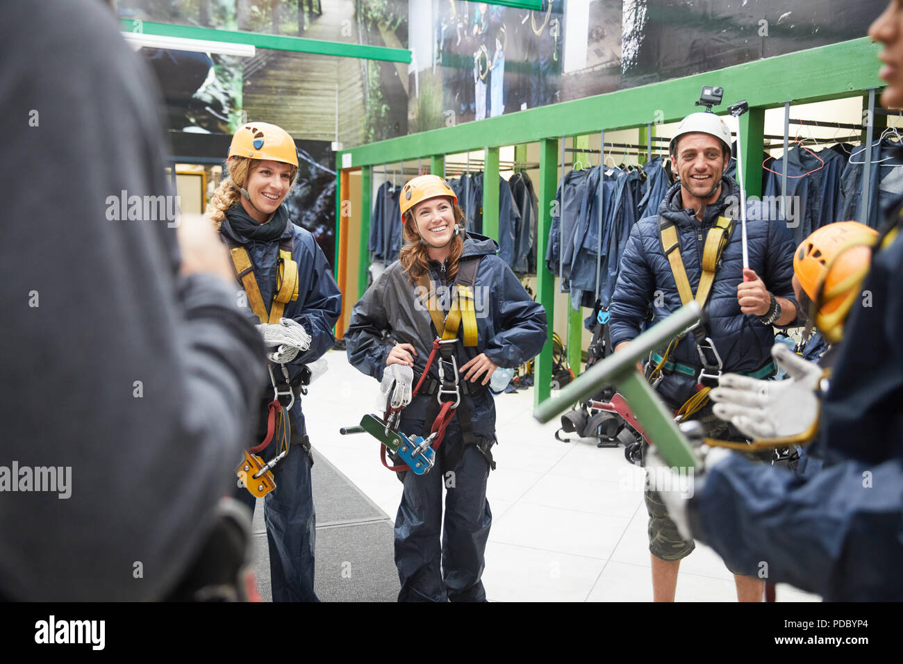 Freunde Vorbereitung Zip Line Geräte Stockfoto