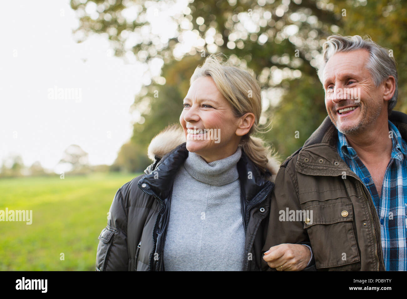 Glückliche, unbeschwerte Reifes Paar im Herbst Park Stockfoto