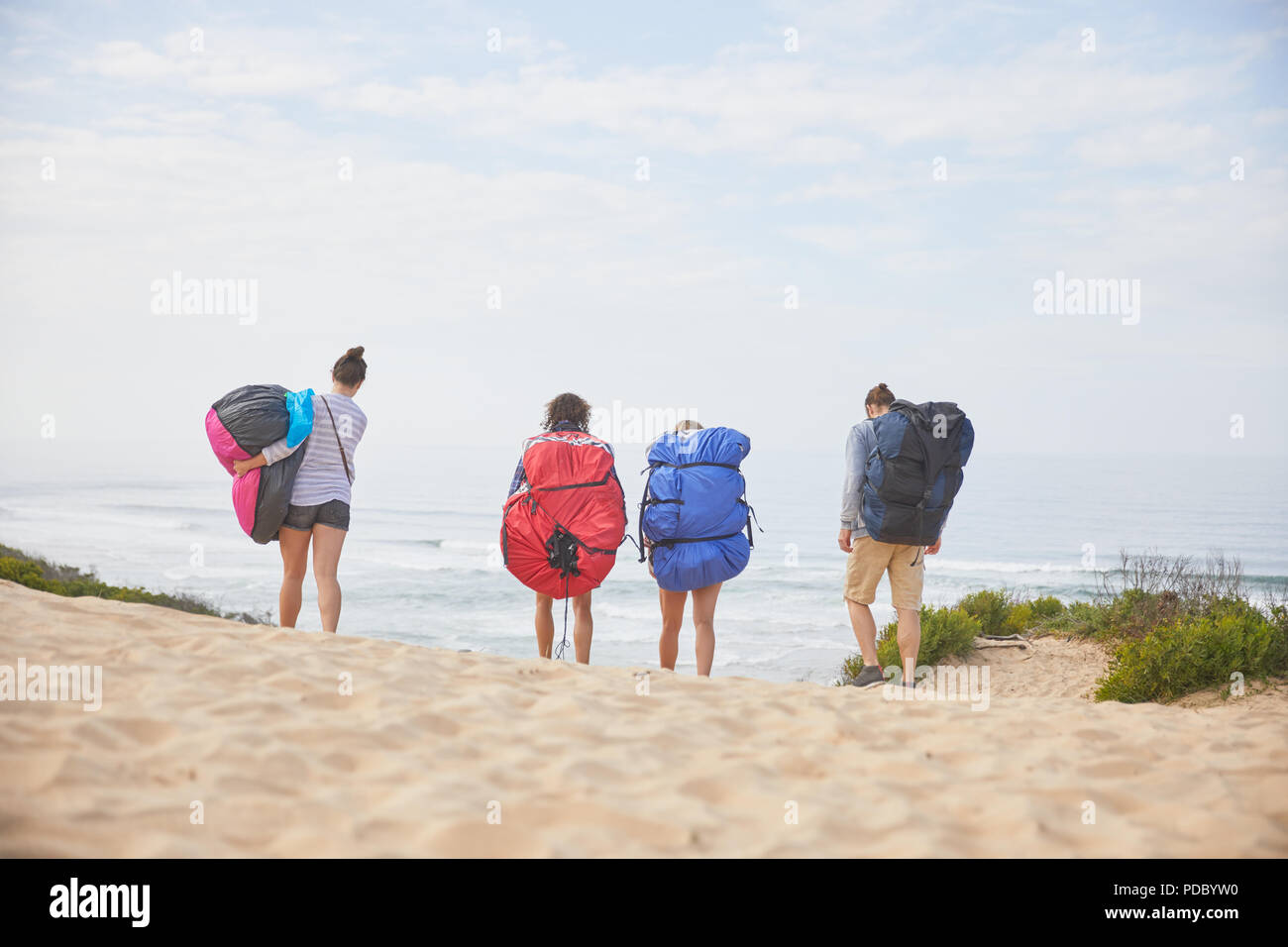 Gleitschirme mit Fallschirm Rucksäcke am Ocean Beach Stockfoto