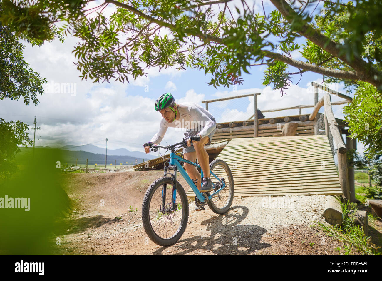 Konzentriert man Mountainbiken, sonnigen Hindernisparcours Rampe Stockfoto