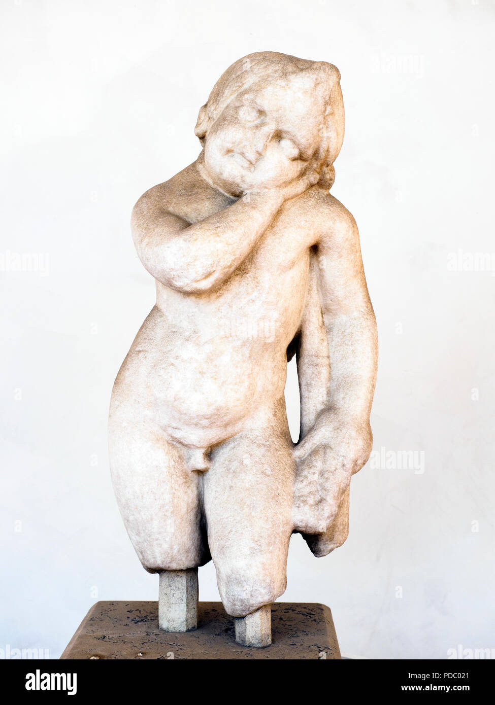 Statuette der grabkunst Amor, stützte sich auf eine auf den Kopf, Taschenlampe, weißem Marmor, 1.-2. Jh. nach Chr. - Nationalen Römischen Museum - die Bäder von Diocletian - Rom, Italien Stockfoto