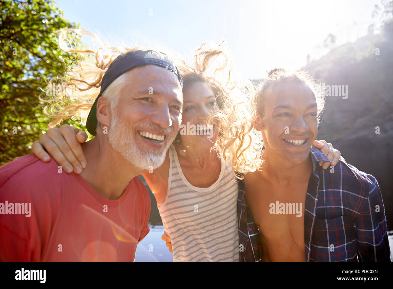 Portrait happy Vater mit Tochter und Sun Stockfoto