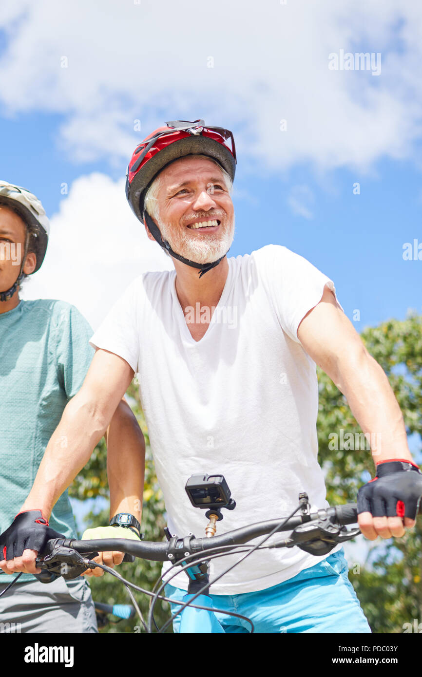 Portrait zuversichtlich reifer Mann Mountainbiken Stockfoto