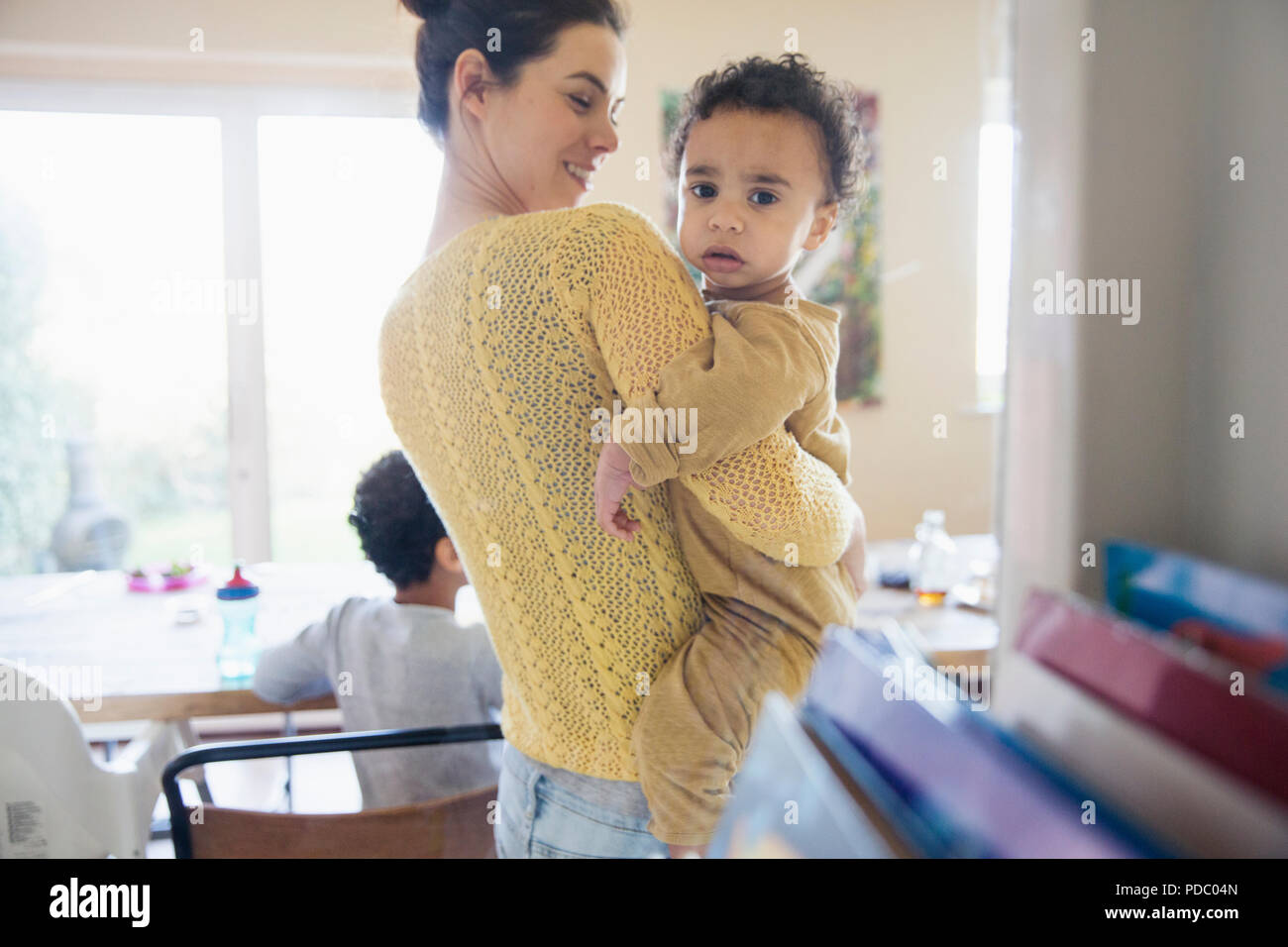 Portrait Mutter holding Neugierig Baby Sohn Stockfoto