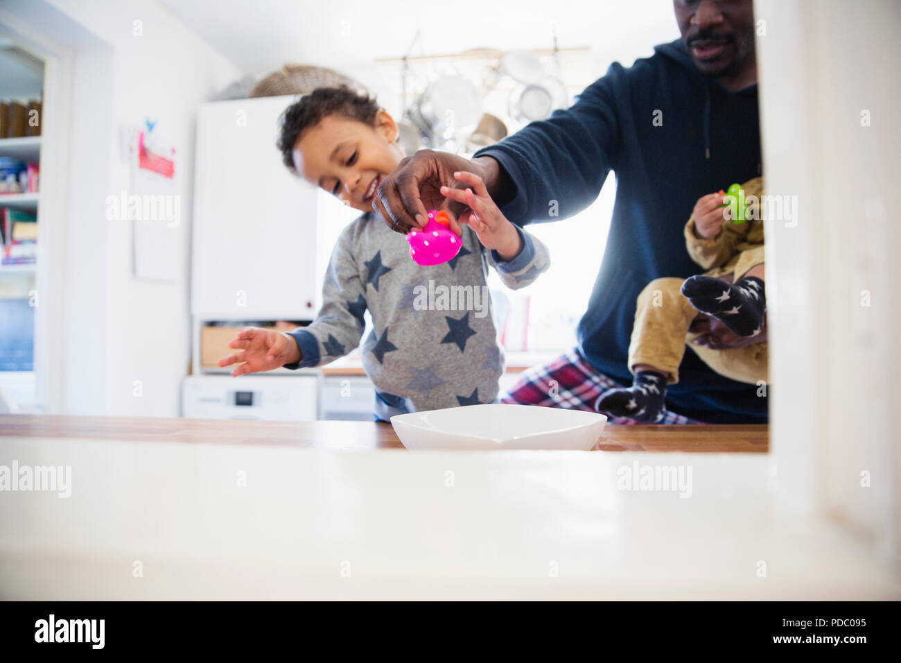 Vater und die Kinder spielen in Küche Stockfoto