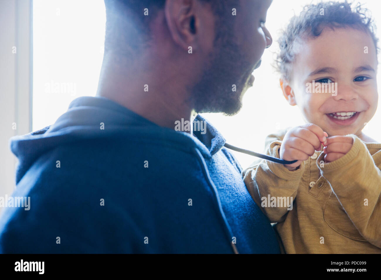 Portrait Vater Holding niedlich, lächelnden Sohn Stockfoto