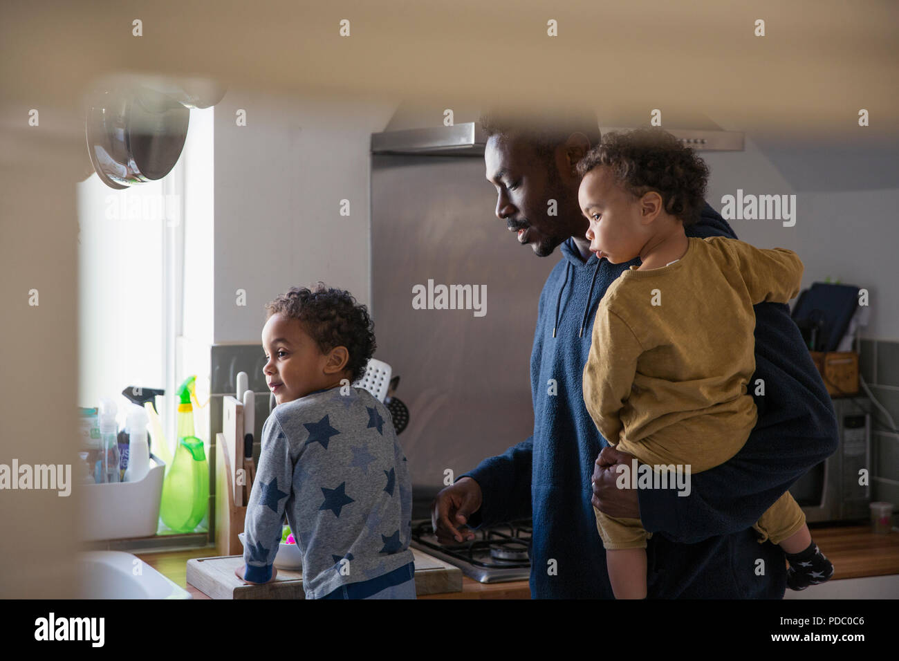 Vater und Söhne in der Küche Stockfoto