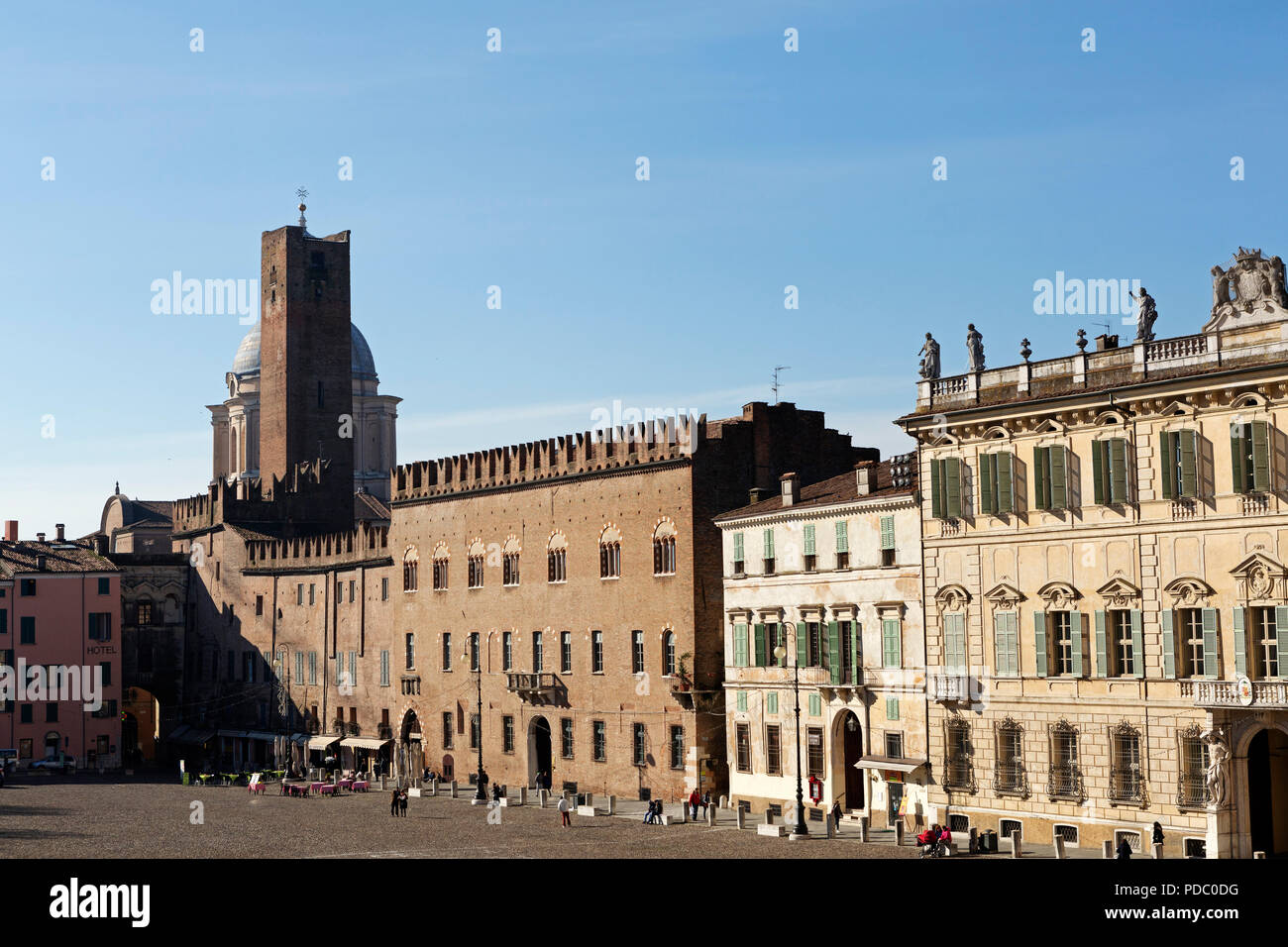 Die Piazza Sordello öffentlichen Platz in Mantua, Italien. Der Palazzo Castiglioni steht zwischen der Turm Torre della Gabbia (Cage) und der Palazzo Vescovi Stockfoto