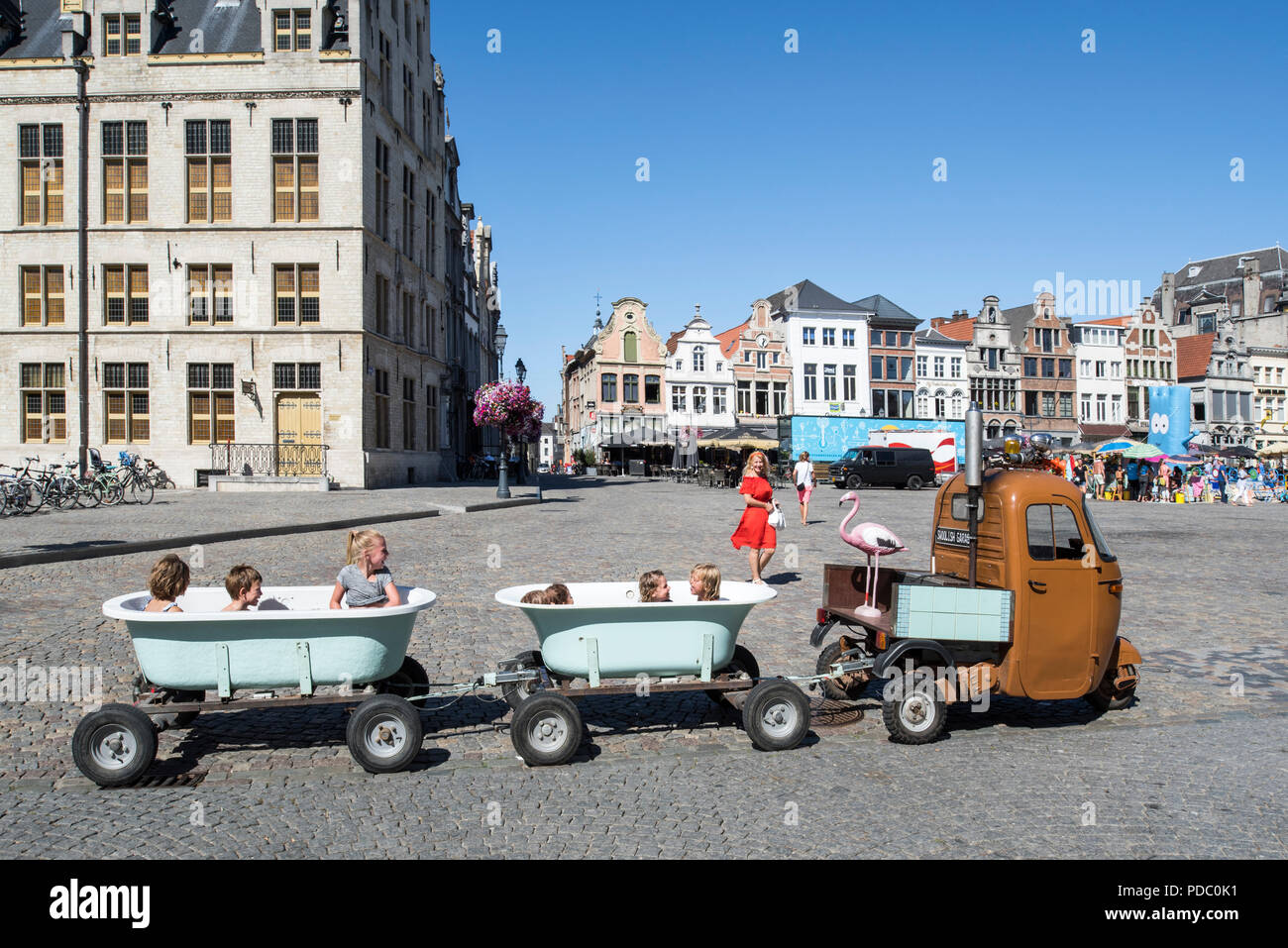 Vespaqua, Vespa Ape ziehen Badewanne auf Rädern mit glücklichen kleinen Kindern Spaß im Zentrum von Mechelen/Malines, Flandern, Belgien Stockfoto