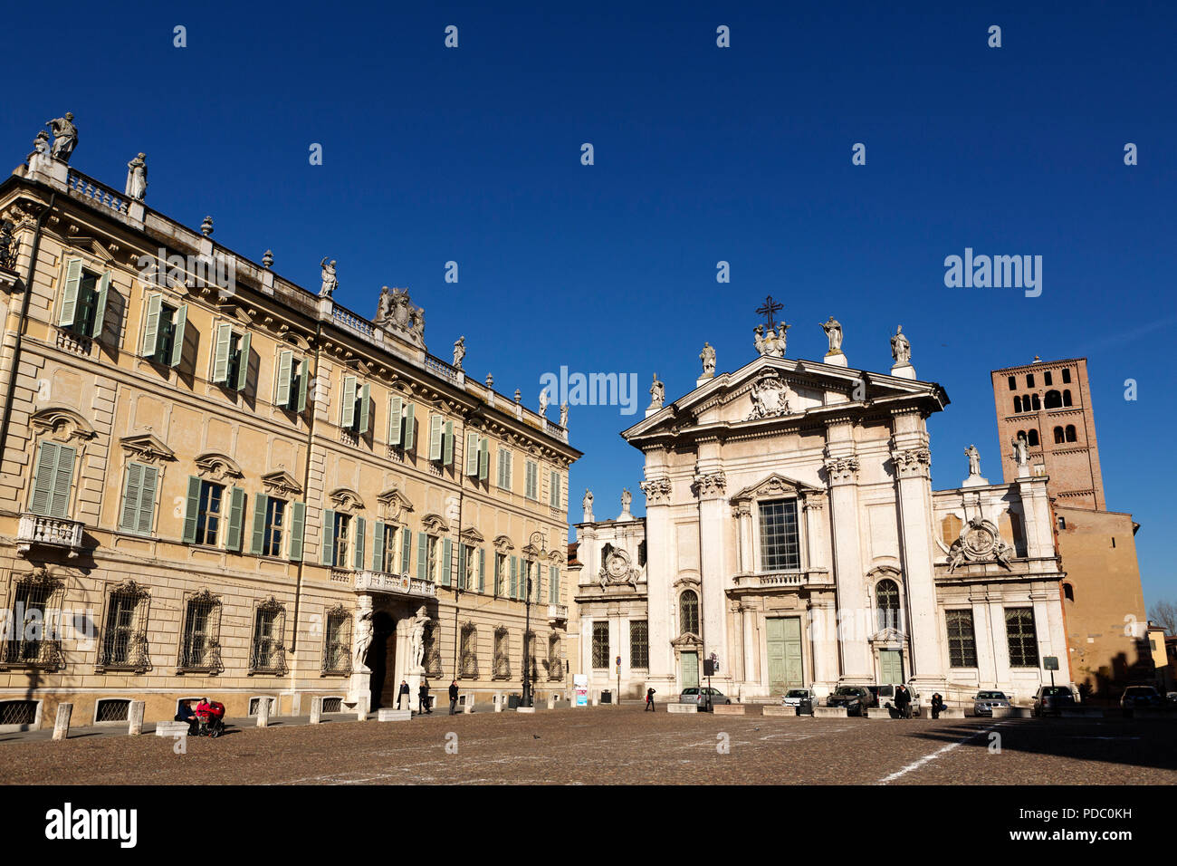 Fassaden der Palazzo Sordello und Mantua Dom, die Piazza Sordello, in Mantua, Italien gesehen. Die barocke Kathedrale ist dem hl. Petrus geweiht. Stockfoto