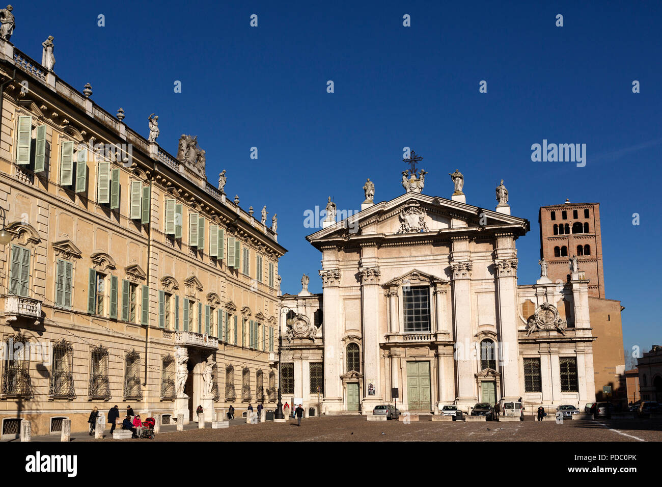 Fassaden der Palazzo Sordello und Mantua Dom, die Piazza Sordello, in Mantua, Italien gesehen. Die barocke Kathedrale ist dem hl. Petrus geweiht. Stockfoto