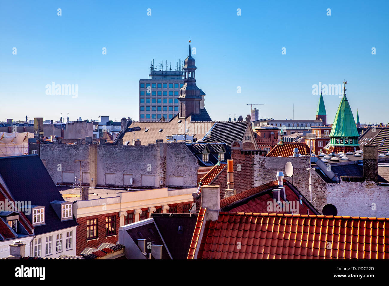 Luftaufnahme von Dächern, Kirche und Wolkenkratzer in Kopenhagen, Dänemark. Stockfoto