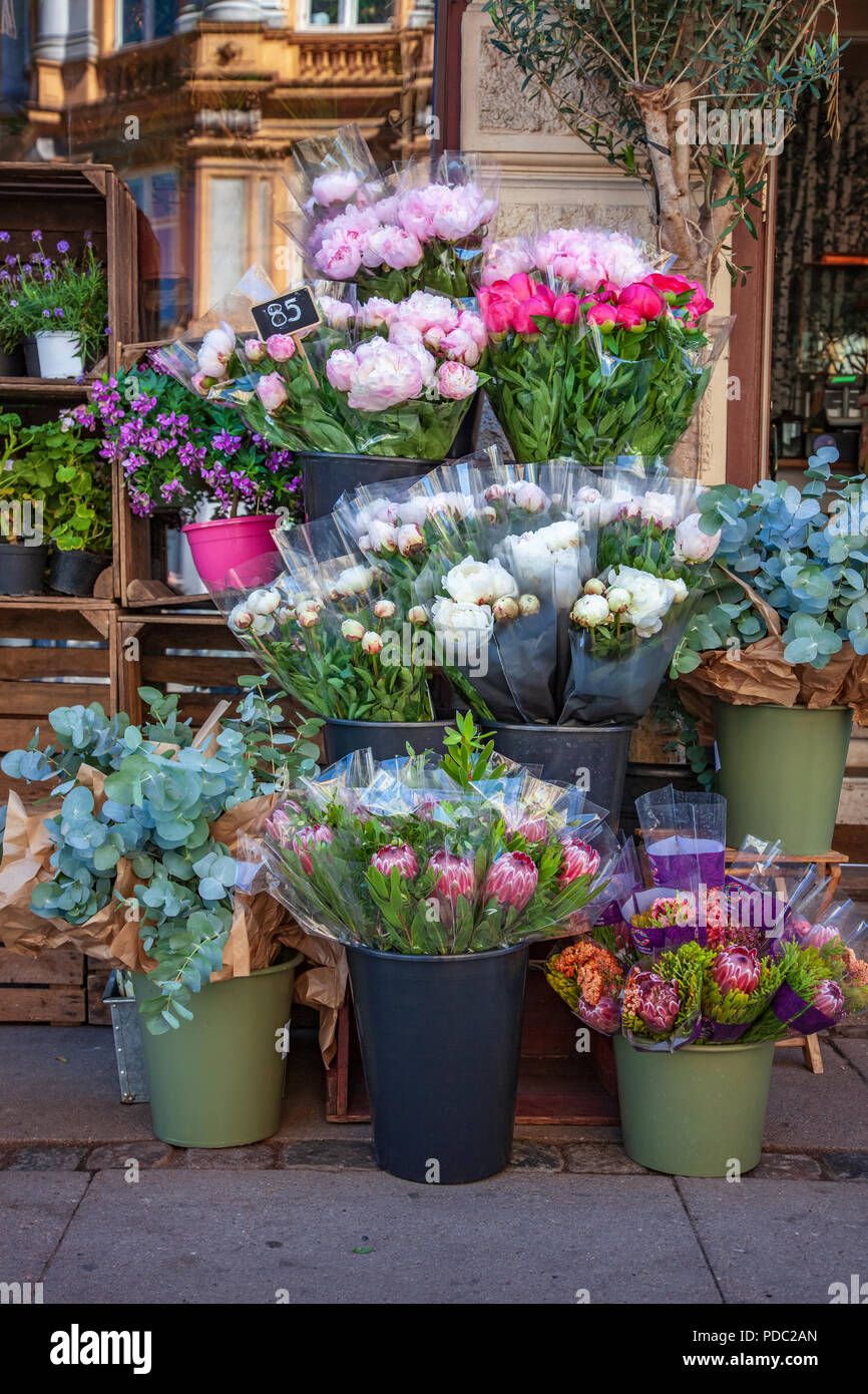 Verschiedene Blumen Blumensträuße in Eimer mit kreidetafel Stockfoto