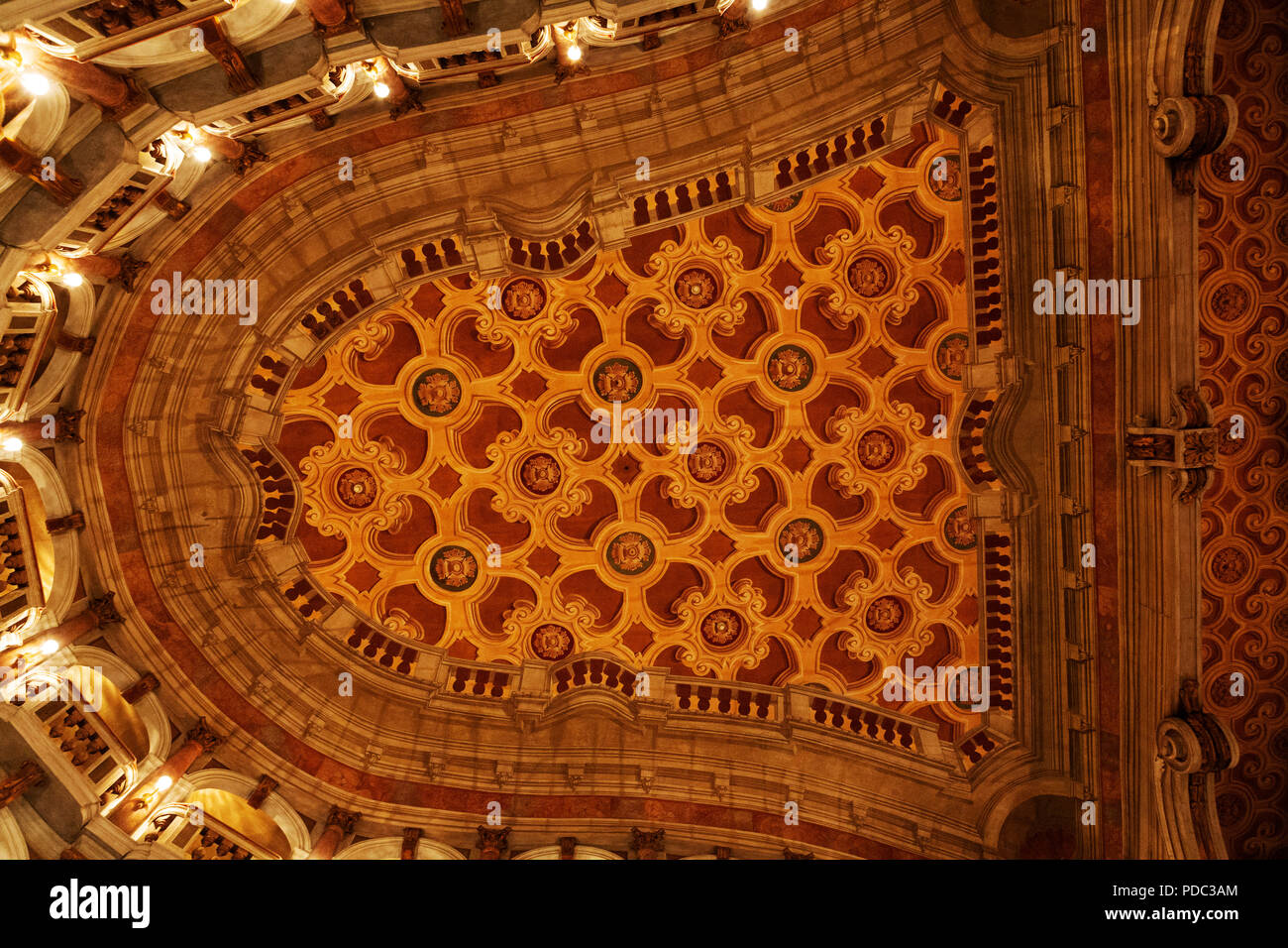 Decke des Teatro Bibiena (bibiena Theater) in Mantua, Italien. Der Teller ist eine Saisonale Leckerbissen. Die Halle wurde von Antonio Galli Bibiena konzipiert und Stockfoto