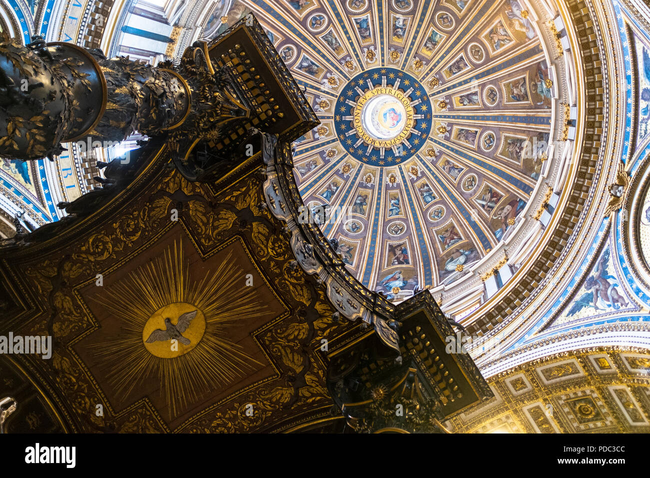 Innenansicht der Kuppel der St. Peters Basilika, Vatikan, Rom von Michelangelo entworfen und im Jahr 1590 abgeschlossen Stockfoto