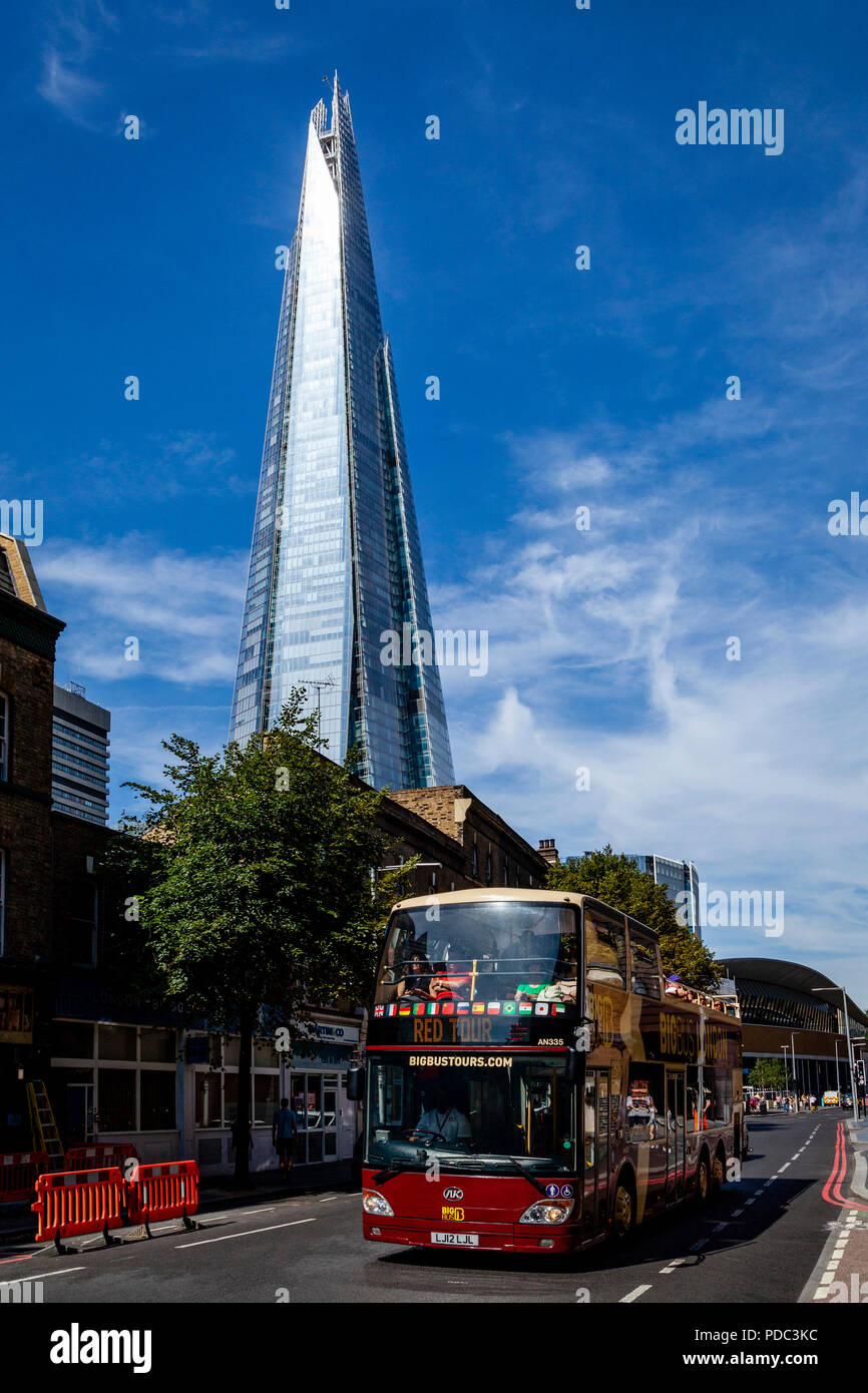 Ein 'Big Bus'-Tour-Bus wird der Shard, London, England Stockfoto