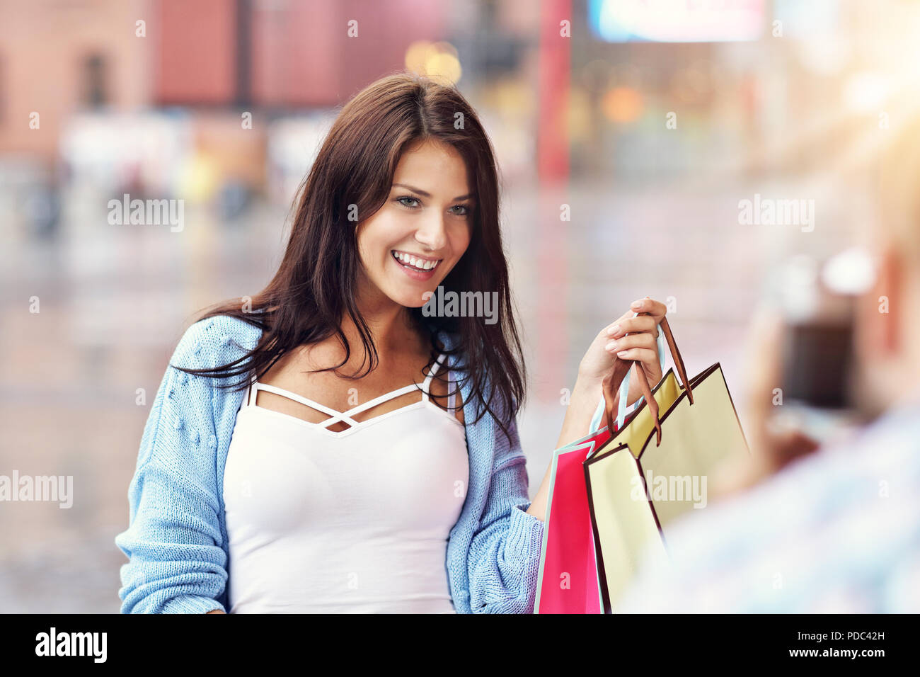Portrait von glücklichen Paar mit Einkaufstüten nach dem Shopping in der Stadt Stockfoto