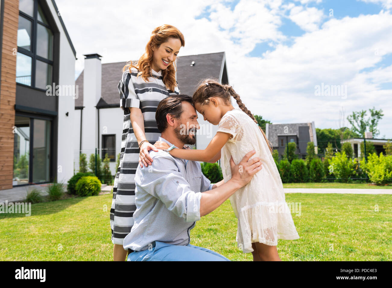 Positive nettes Mädchen bei ihrem Vater auf der Suche Stockfoto