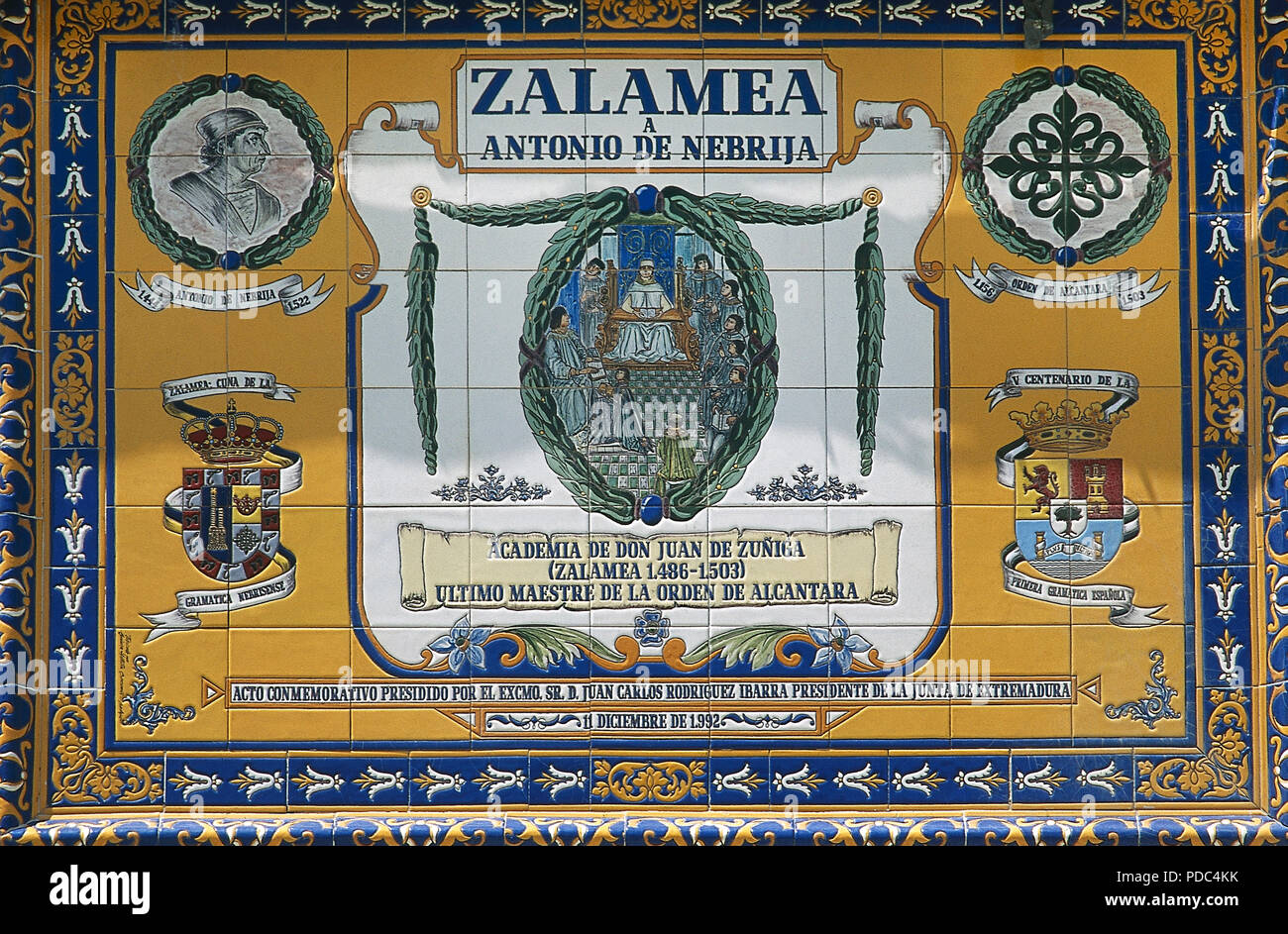 Antonio de Nebrija (1441-1522). Spanischen Renaissance Humanist. Keramik Panel gewidmet, Nebrija anläßlich des 500. Jahrestages der ersten spanischen Grammatik, 1992. Fassade des Rathauses. Gaspe, Provinz Badajoz, Extremadura, Spanien. Stockfoto