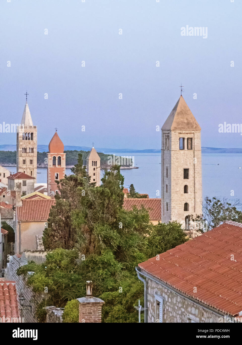 Luftaufnahme der Stadt Rab auf der kroatischen Insel Rab Stockfoto