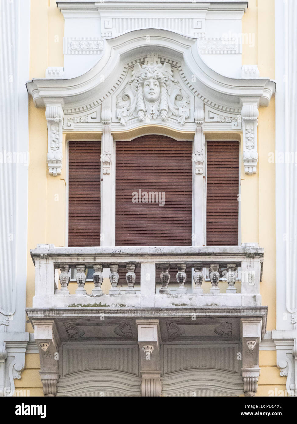 Fenster und Balkon in einem Kroatischen altes Gebäude Stockfoto