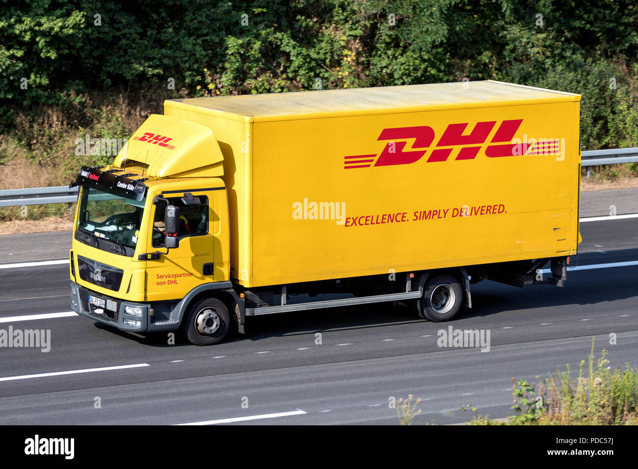 DHL-LKW auf der Autobahn. DHL ist eine Abteilung des Deutschen Logistikunternehmen Deutsche Post AG Die International Express Mail Service. Stockfoto