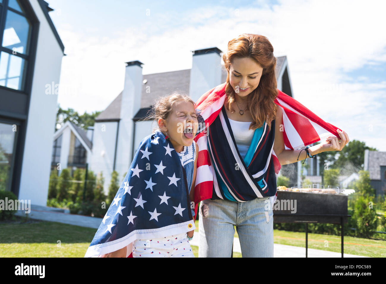 Schön angenehm Mutter und Tochter trägt die US-Flagge Stockfoto