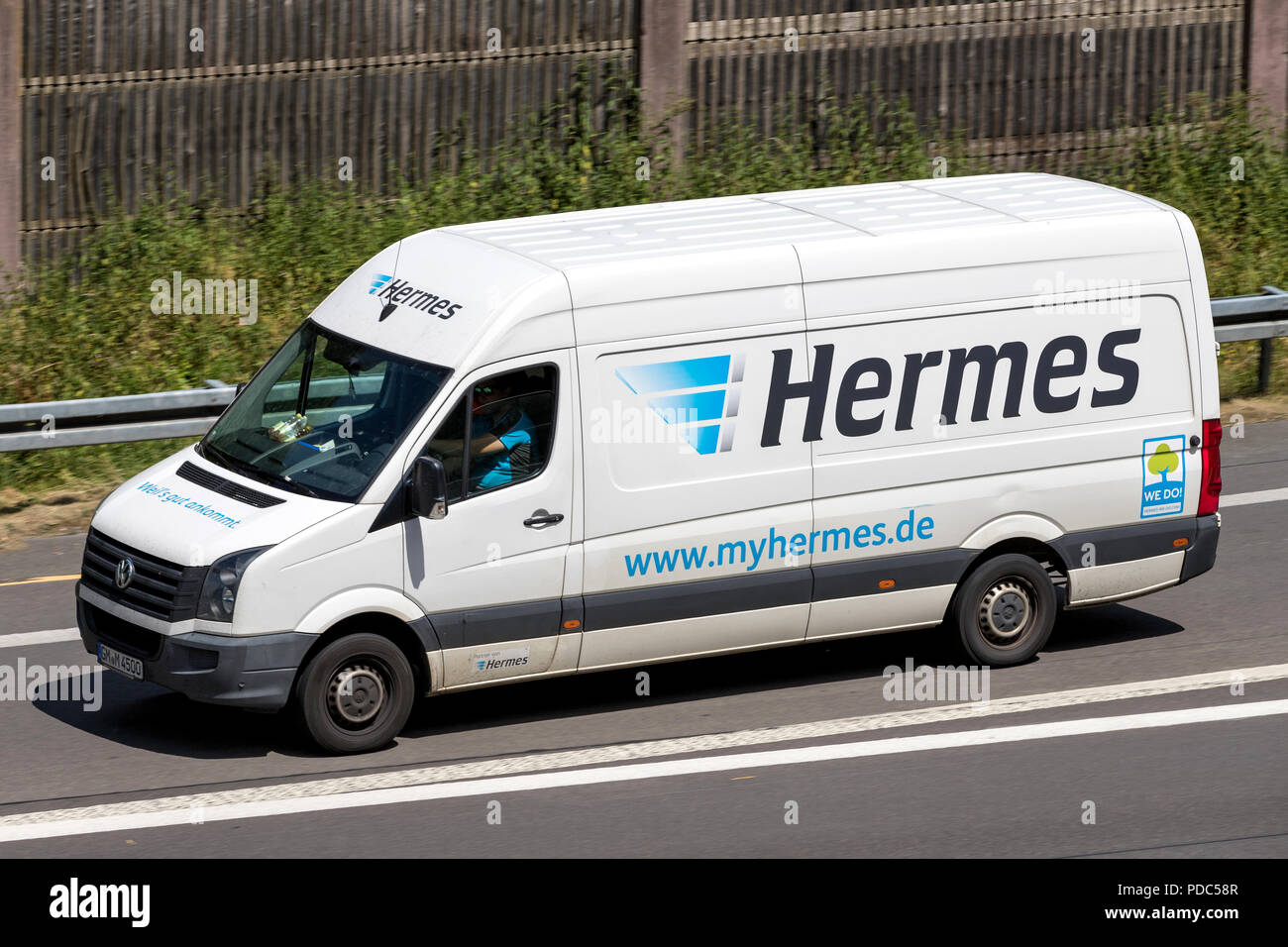 Hermes Versand van auf der Autobahn. Hermes ist der grösste Deutsche Post - unabhängige Anbieter von Lieferungen an private Kunden. Stockfoto